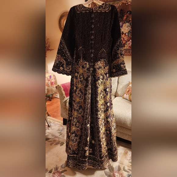 Heavily Embroided middle Eastern Kaftan - Picture 5 of 5